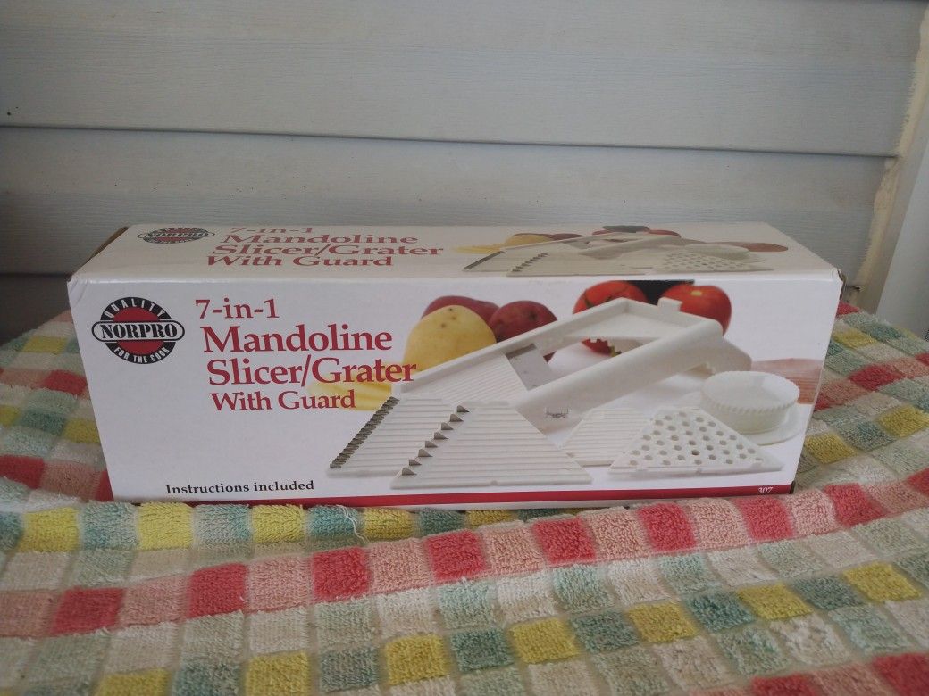 7-1 Mandolin slicer/Grater with Guard
