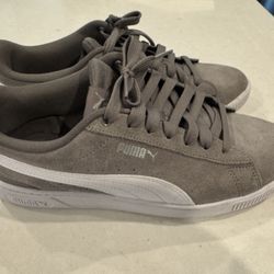 Woman’s Size 9 PUMA SUEDE CLASSIC 21 CASUAL SHOES