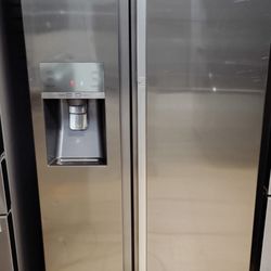 SAMSUNG REFRIGERATOR WORKS GREAT 
