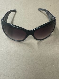 Kenneth Cole Reaction KC1157 01B Sunglasses – Bold Zebra Print Wrap Style – Excellent Pre-Owned Condition Brand: Kenneth Cole Reaction Model: KC1157 C