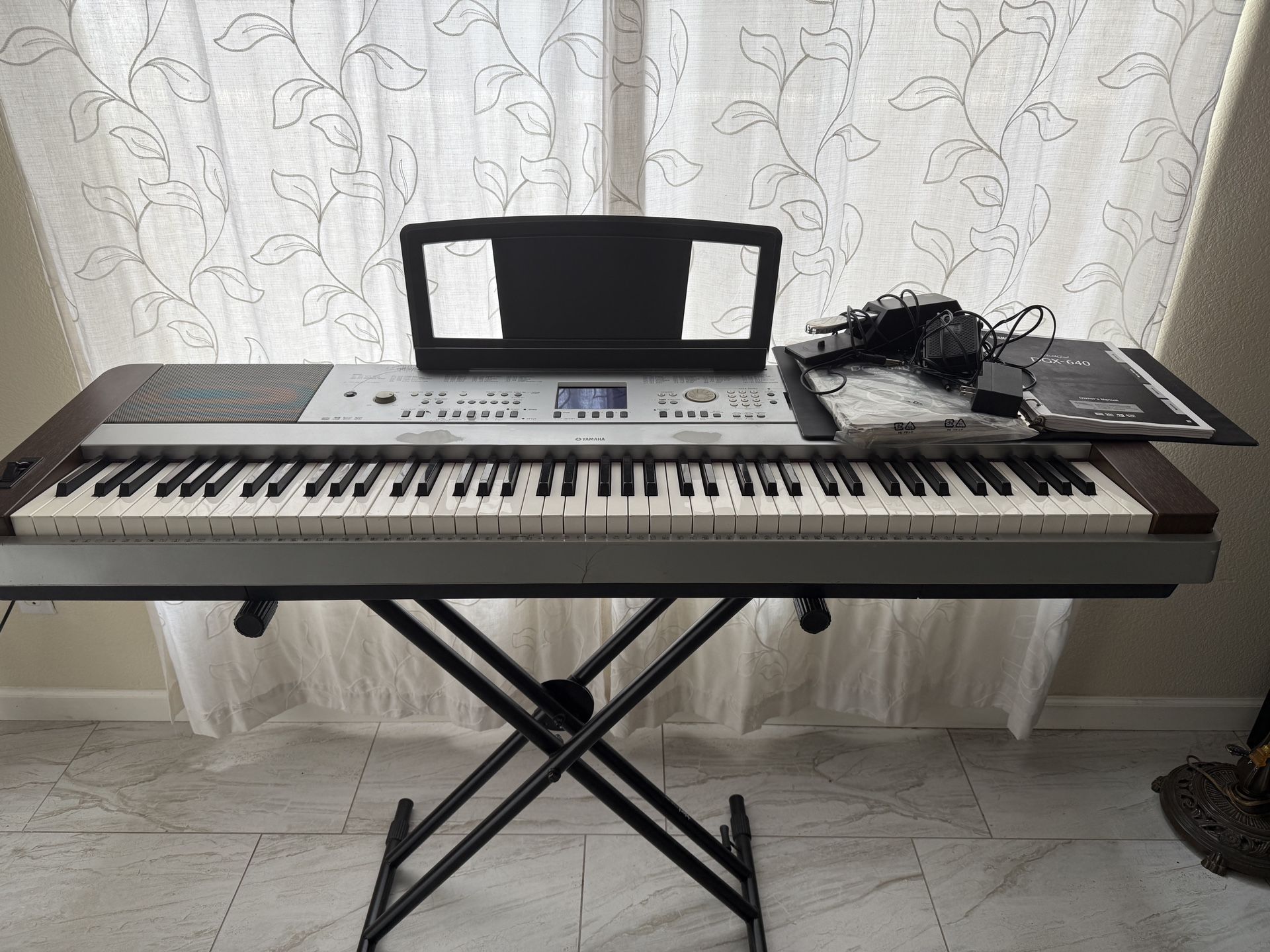 Yamaha Portable Grand DGX-640 Digital Piano