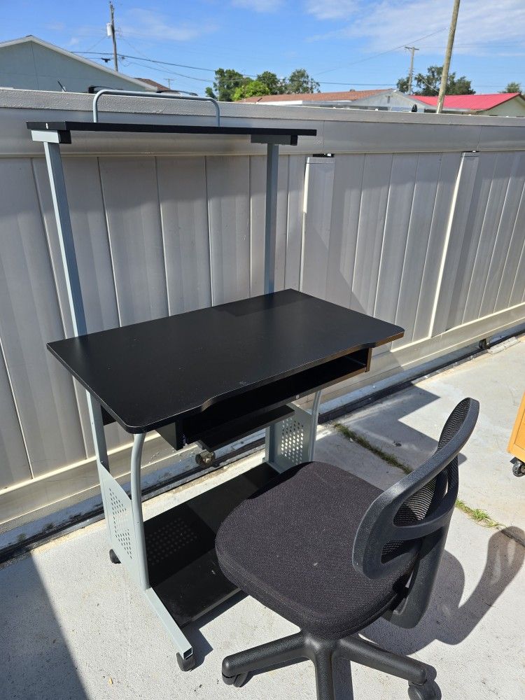 DESK COMPUTER Y CHAIR Both $80