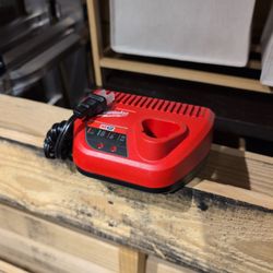 M12 Batteries Charging Dock Milwaukee 