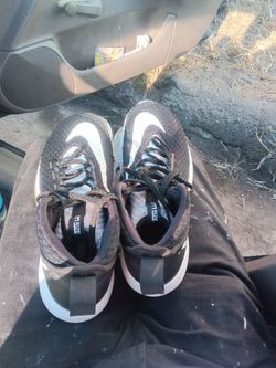 New Nike men's size 10 basketball shoes