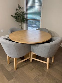 Rooms To Go-Dining Table with Chairs (Selling Together Only)