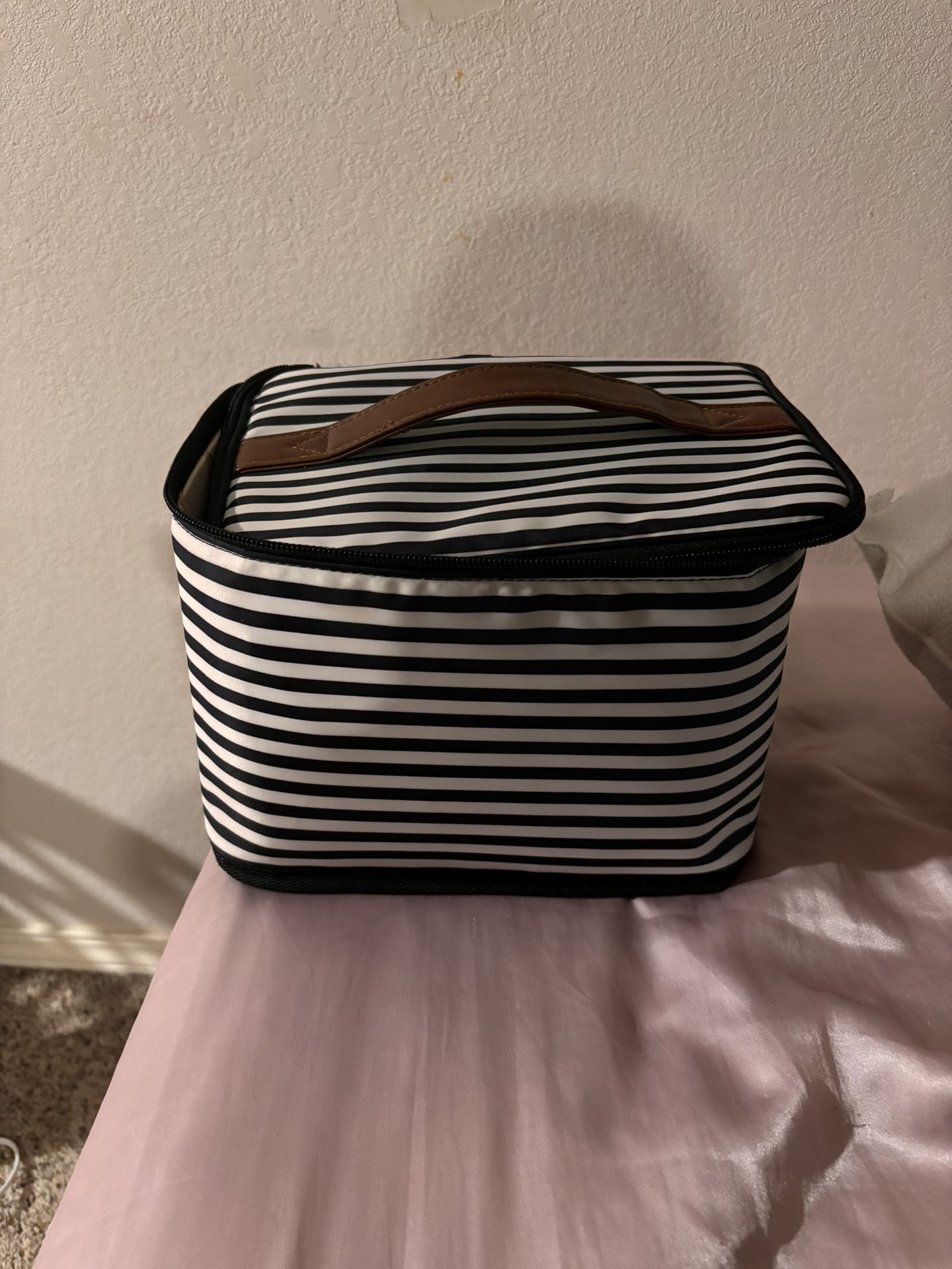 Makeup Bag Carrier
