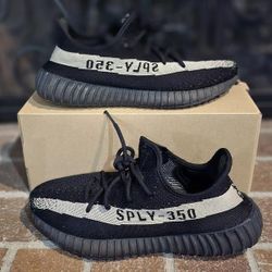 Yeezy 350 V2 Oreos Core Size 11 Mens