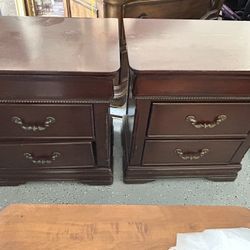 Set of 2 Solid Wood Nightstands – Classic Style