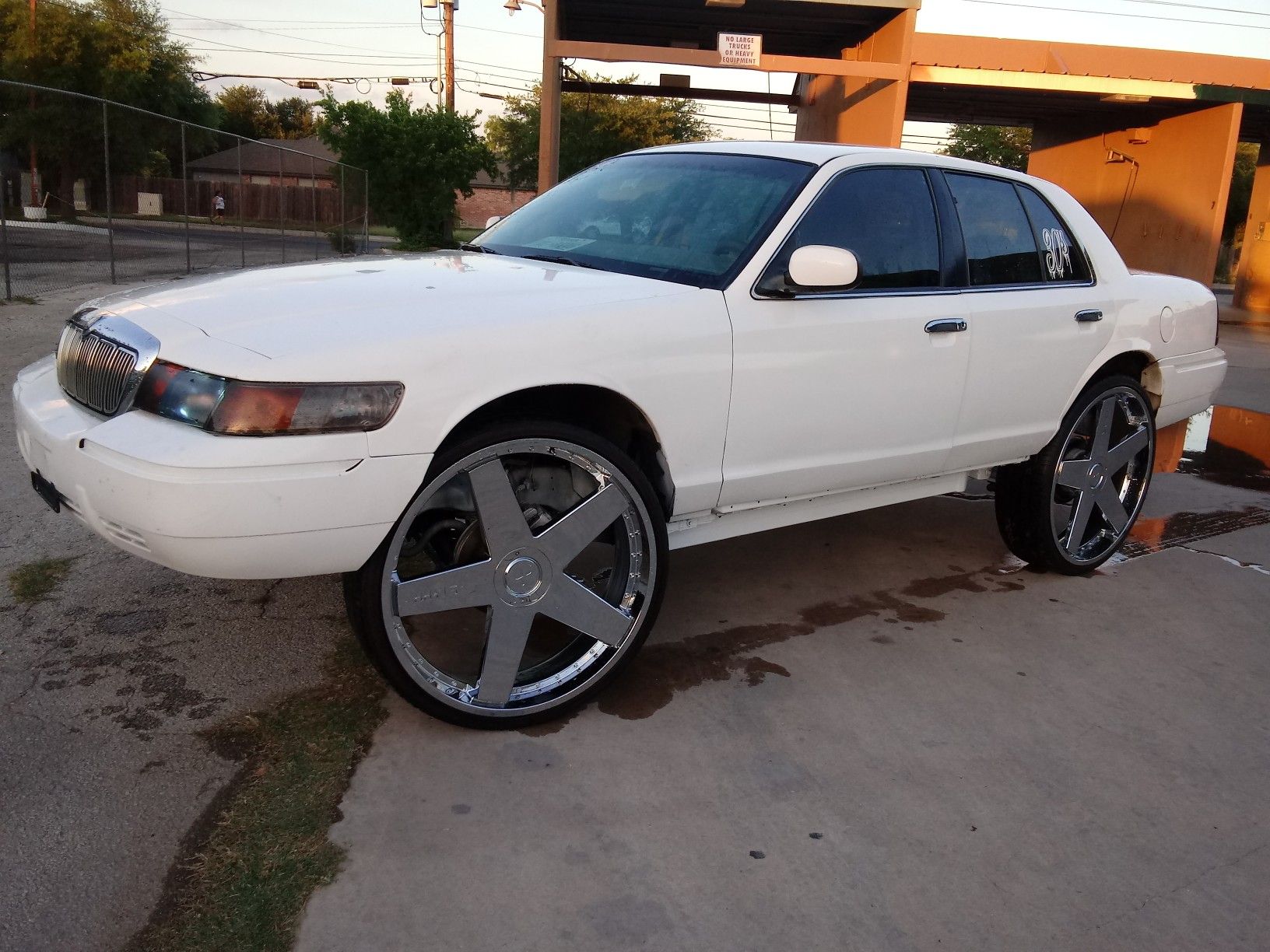 Grand marquis ...on 30s...daily driver...8 inch lift..car is currently getting painted...clean blue title under my name...