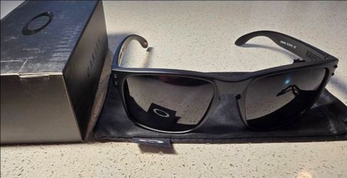 Oakley Holbrook Sunglasses Matte Black / Gray Polarized NEW