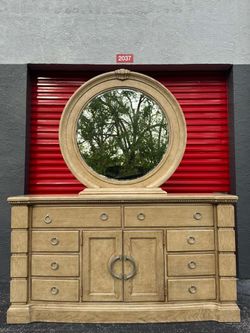 DRESSER WITH MIRROR/ SOLID WOOD/ IN GREAT CONDITION/ DELIVERY NEGOTIABLE