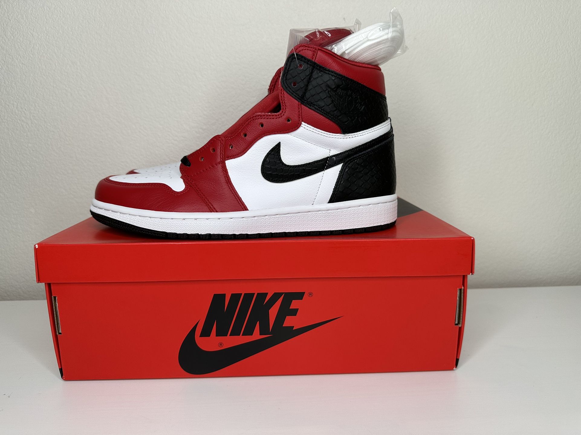 AIR JORDAN 1 OG SATIN RED DS NEW SIZE 10.5W 9.5M