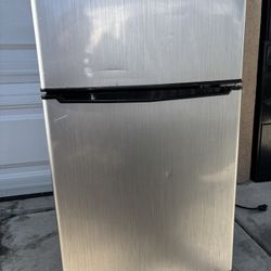 Whirlpool 3.1 cu ft Mini Refrigerator Stainless Steel, 2 Shelves  