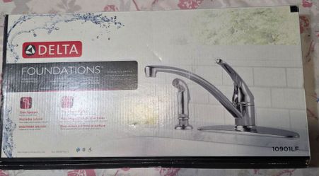 Delta chrome sink single handle New open box with side sprayer