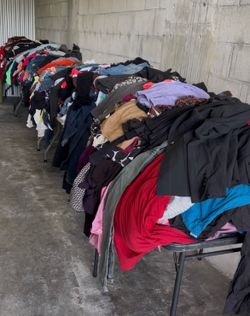 Venta de ropa $2 la pieza Clothing sale $2 each piece