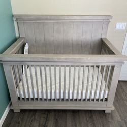 Soho Baby Convertible Crib 