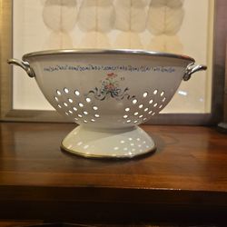 Vintage Enamel Colander – Floral Farmhouse Kitchen Decor (Made in Taiwan)
