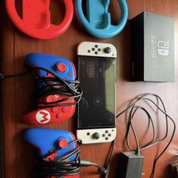 Nintendo switch OLED + two controllers