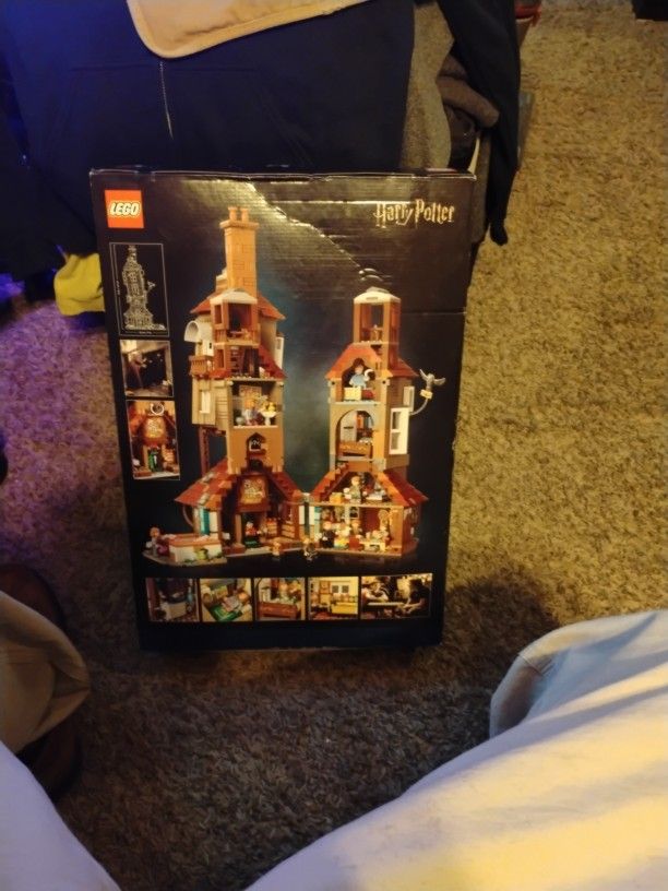 HARRY POTTER / THE BURROW/BRAND NEW!