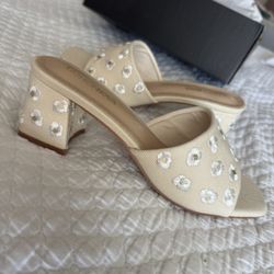 Brand new crème color daisy flower summer heels women’s shoes size 8