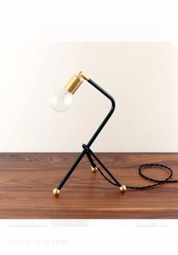 Tripod desk lamp