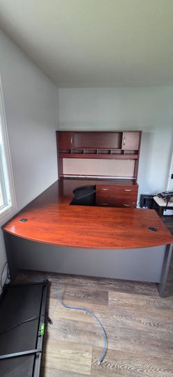 ​Complete 4-Piece Executive Office Set – 6'x9' U-Desk, Hutch, & 6' Bookcase Wall