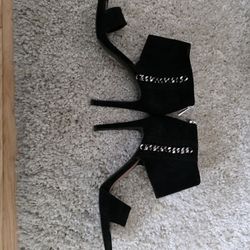 Elegant Women Dress Shoe. Vince Camuto Brand. Size 10. Good Condition.