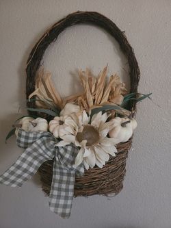 Fall grapevine wreath. Has issues. Please read
