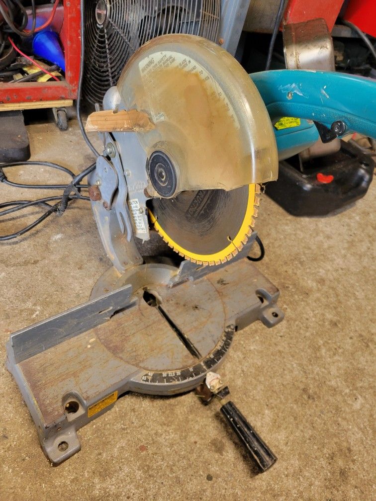 Makita 10" Miter Saw Works Great