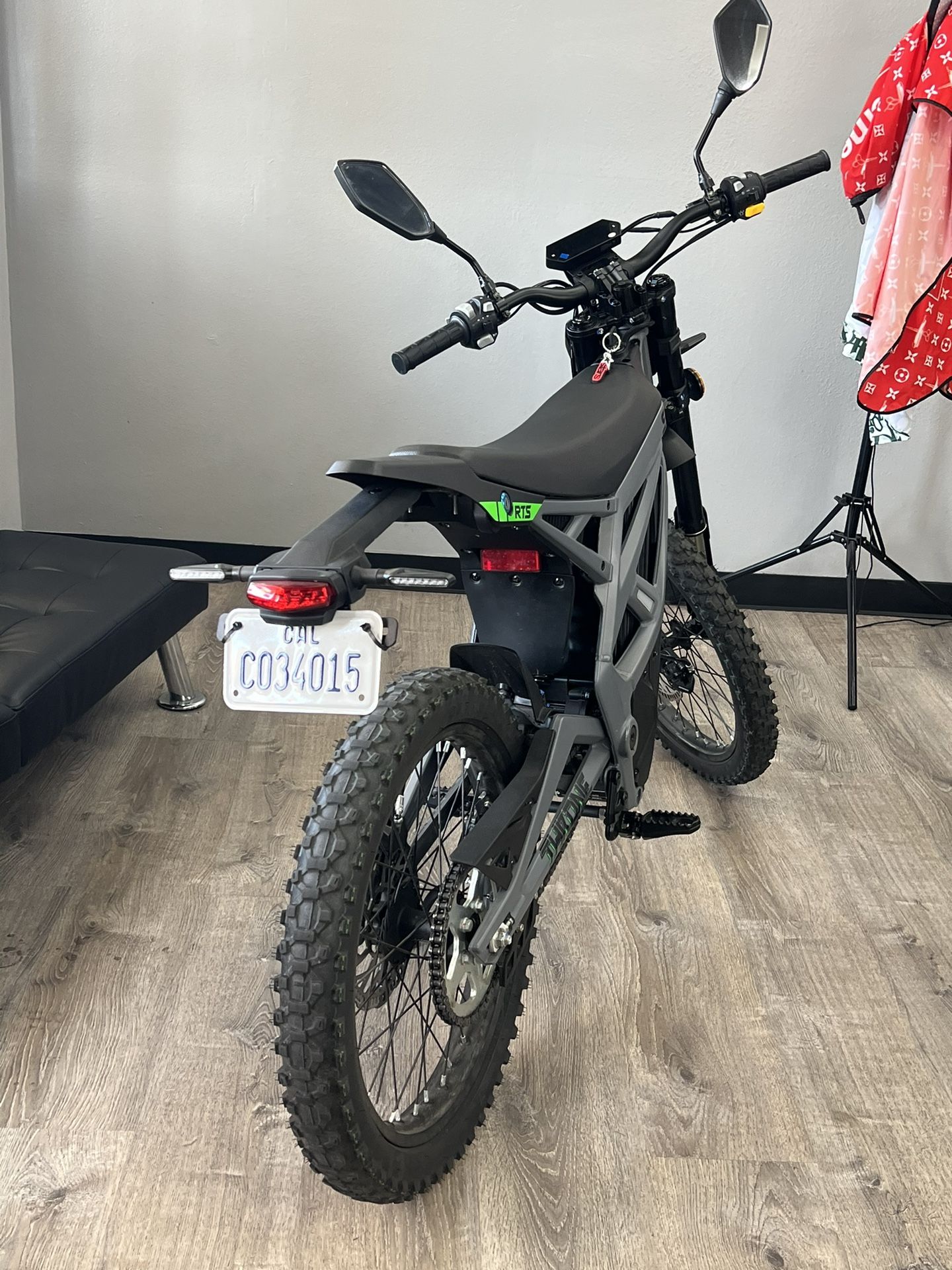 Throne Srpnt E-moto