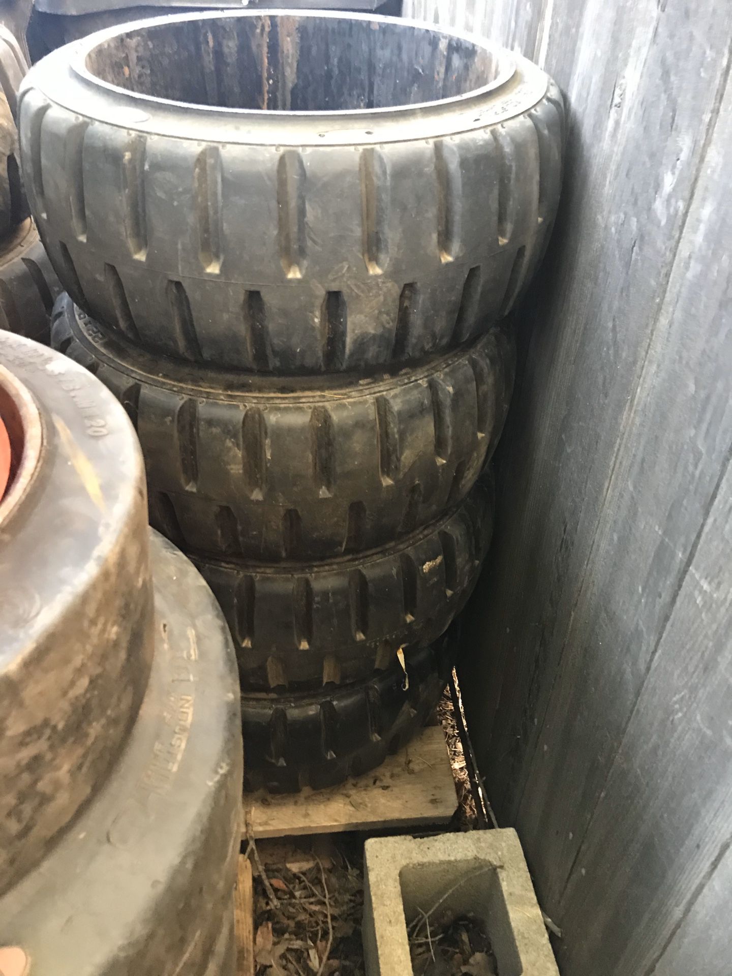 Forklift tires 22x9x16
