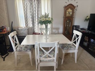 Dining set with 4 chairs Good condition, pet and smoke-free