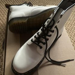 Women’s white Doc Martin Boots- 8-eye