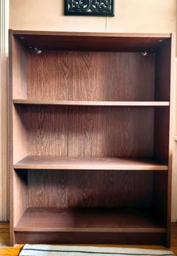Dark wood grain 3-tiee bookcase