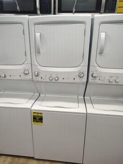 GE stackable electric 220v  washer dryer  súper capacity In Excellent Working Condition