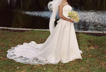 Wedding dress size 6 veil not included