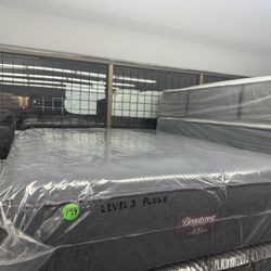 QUEEN SIZE SIMMONS BEAUTYREST WORLD CLASS LEVEL 3 (PLUSH) MATTRESS & BOX SPRING BED SET