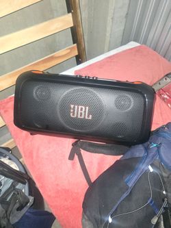 JBL Party bus on the GO 100 watts