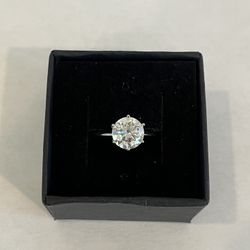 VVS1 Engagement Ring