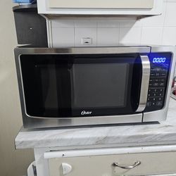 Oster Design for Life 1.6 Cu. Ft.

Digital Microwave Oven with

Sensor Cooking