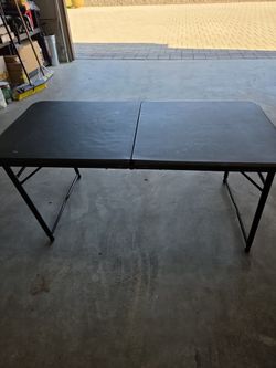 Foldable outdoor/indoor adjustable table