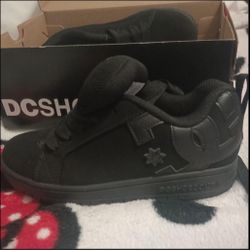 DC Shoes All Black Youth 4