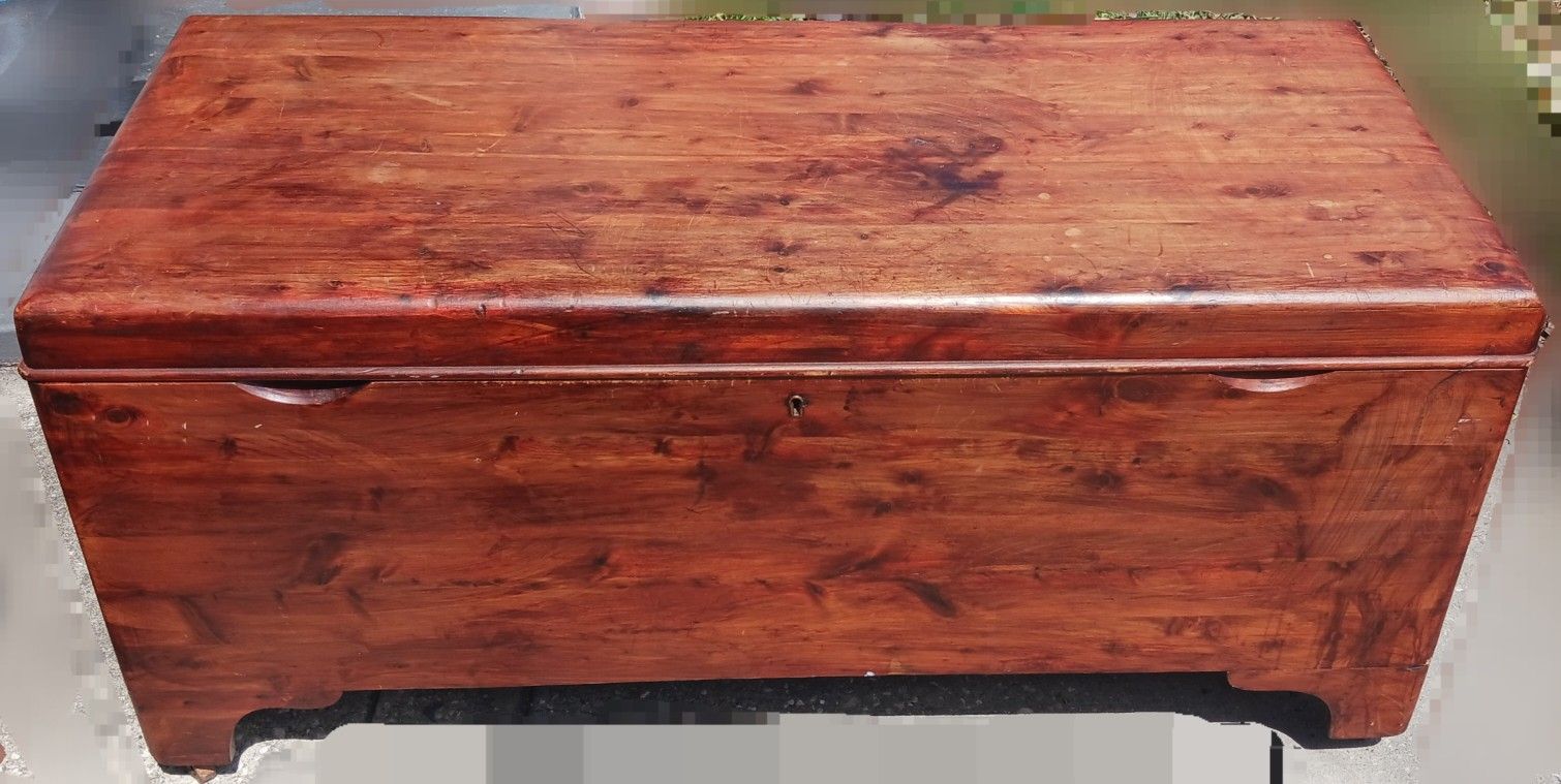 Gorgeous Hand-Crafted Cedar Chest By Lane Furniture 