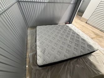 Luxe Midnight, Cal King, Cover: Original Cover, Top Layer: ErgoAlign Layer Like New, Excellent Condition