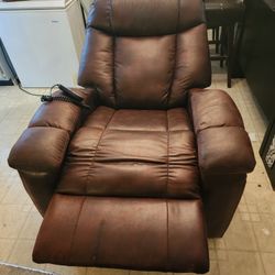 ELECTRIC LEATHER RECLINER. WITH REMOTE & Heat Control . Origin $1600. For sale $500. Great cond.