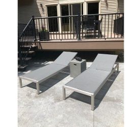 2 Outdoor patio chaise lounge chairs, pool furniture loungers 