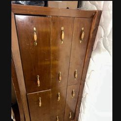 6 Drawer Wood Dresser All Wood. . Will need 2 people to load it  $80