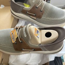 Men’s SKECHERS - Size 9 - Slip Ins