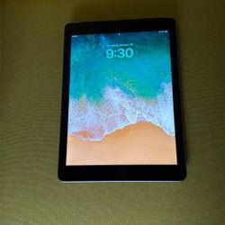 Apple iPad 5th Generation 32gb WiFi Excellent Cond!