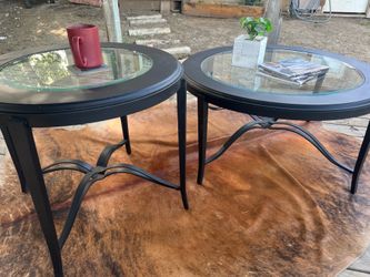 Set of round coffee tables